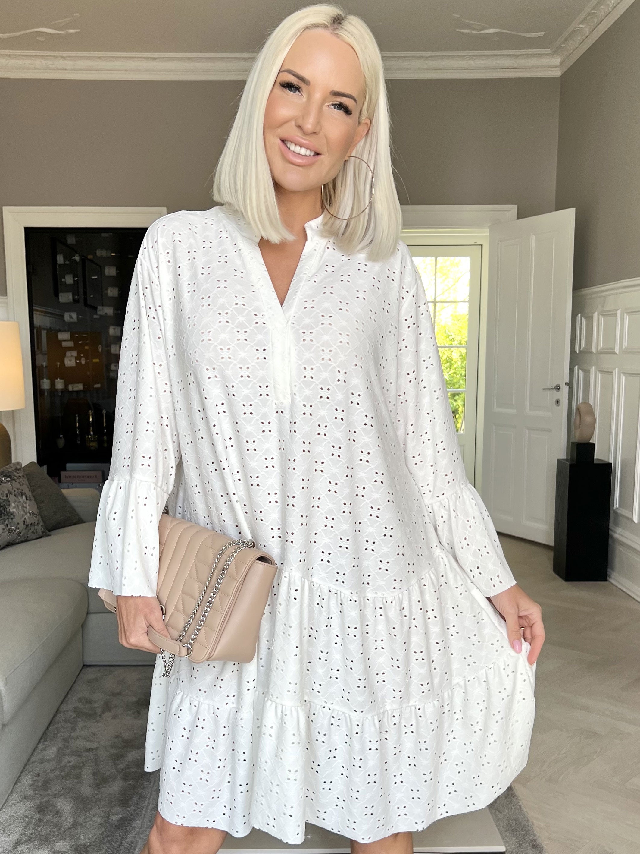 Indiana - Sød elastisk kjole i broderi anglaise